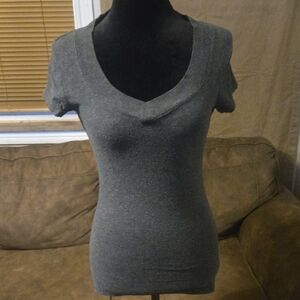 Elegant Gray V-Neck Short Sleeve Tee Size M